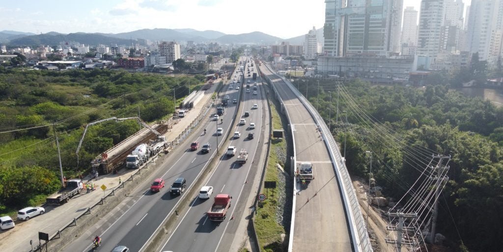 Vista aérea de Camboriú com a BR-101
