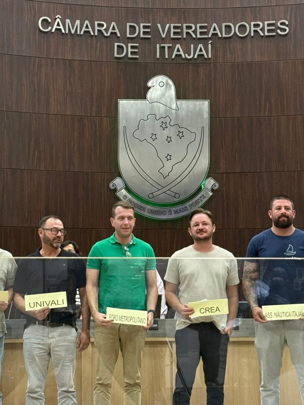 Entidades da sociedade civil, entre elas o Foro Metropolitano, na Câmara de Vereadores de Itajaí