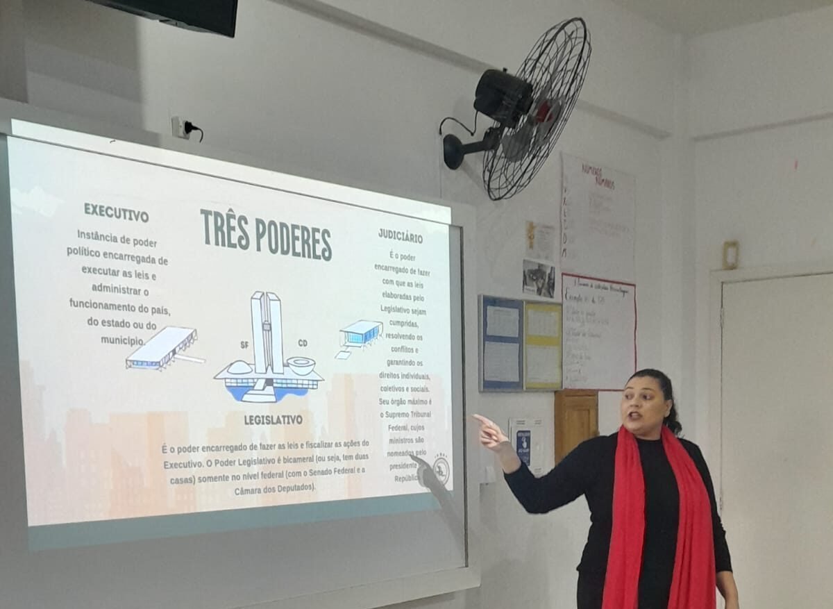 Educadora apresenta os Três Poderes a estudantes no projeto Cidadania em Ação